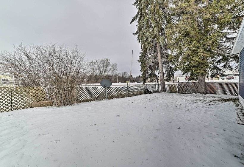 Cozy Houghton Lake Heights Cottage W/ Private Yard