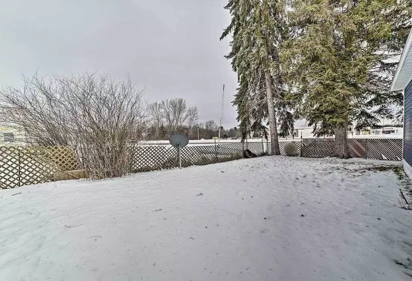 Cozy Houghton Lake Heights Cottage W/ Private Yard