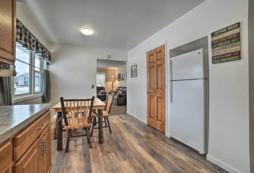 Cozy Houghton Lake Heights Cottage W/ Private Yard