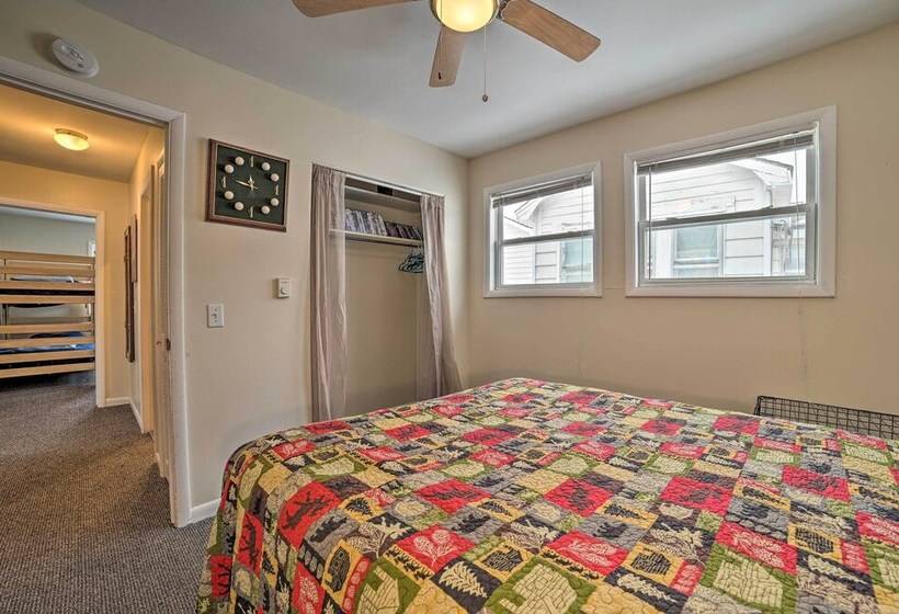 Cozy Houghton Lake Heights Cottage W/ Private Yard