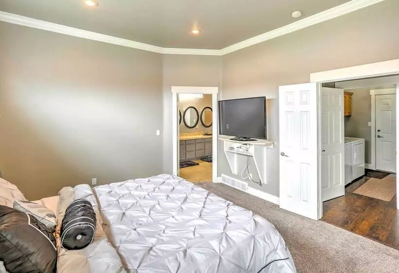 Elegant Smithfield Home W/ Views   6 Mi To Usu!