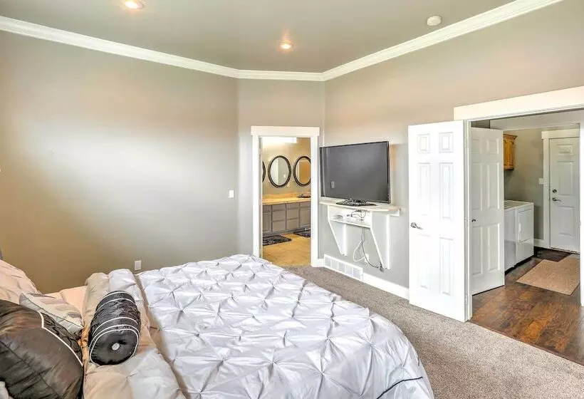 Elegant Smithfield Home W/ Views   6 Mi To Usu!