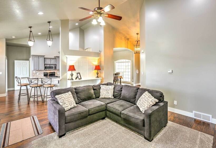 Elegant Smithfield Home W/ Views 6 Mi To Usu!