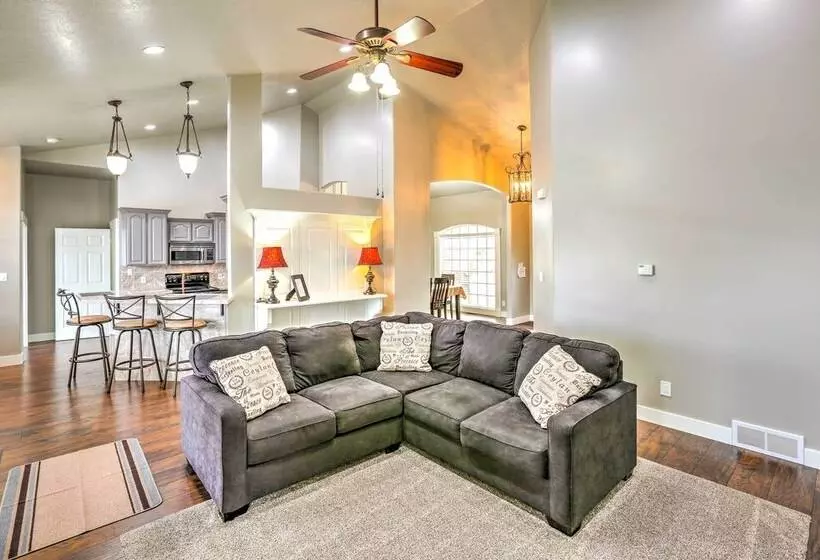 Elegant Smithfield Home W/ Views   6 Mi To Usu!