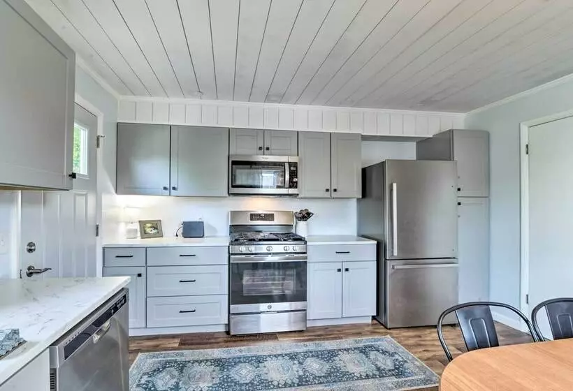 Enchanting Family House W/ Balcony < 3 Mi To Wvu!