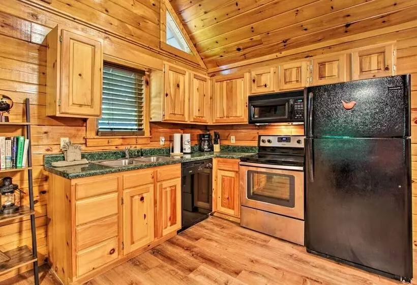 Charming Pigeon Forge Cabin W/ Private Hot Tub!