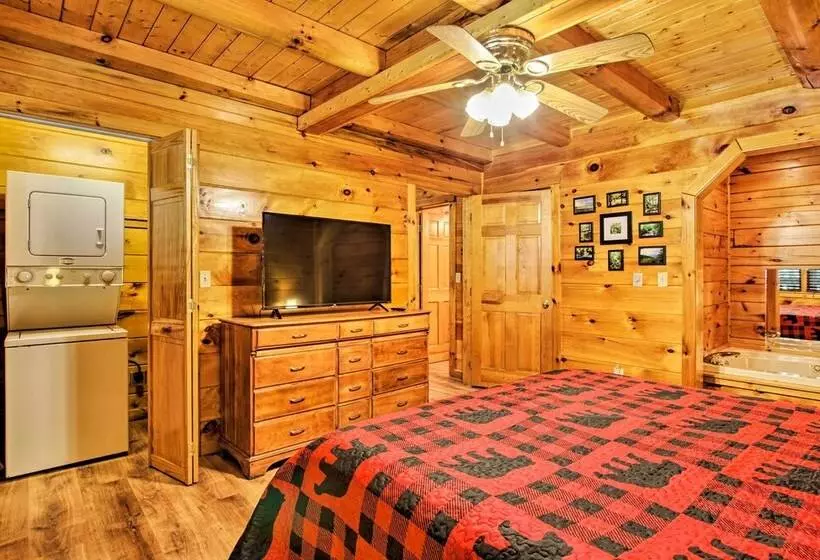 Charming Pigeon Forge Cabin W/ Private Hot Tub!