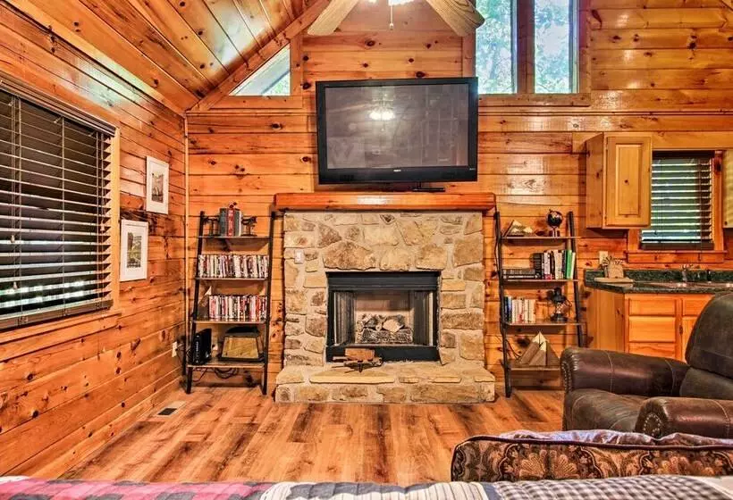 Charming Pigeon Forge Cabin W/ Private Hot Tub!