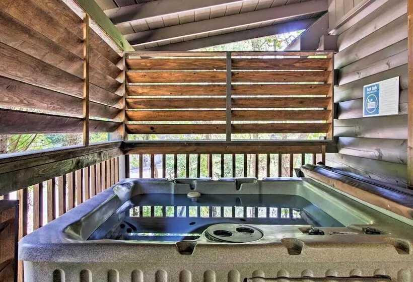 Charming Pigeon Forge Cabin W/ Private Hot Tub!