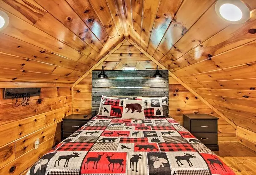 Charming Pigeon Forge Cabin W/ Private Hot Tub!