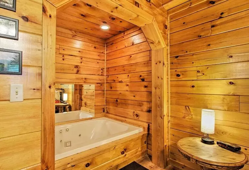 Charming Pigeon Forge Cabin W/ Private Hot Tub!