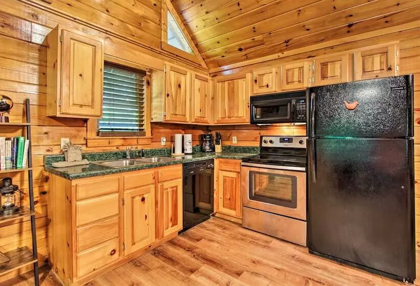 Charming Pigeon Forge Cabin W/ Private Hot Tub!