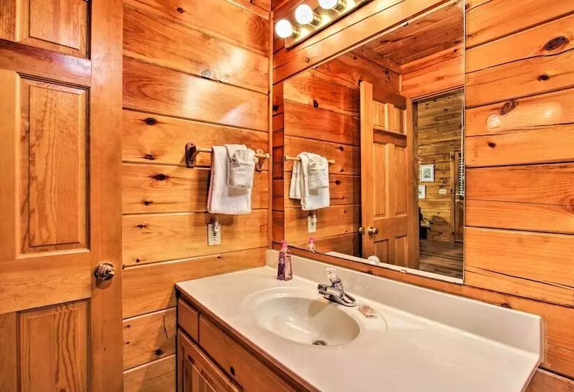 Charming Pigeon Forge Cabin W/ Private Hot Tub!