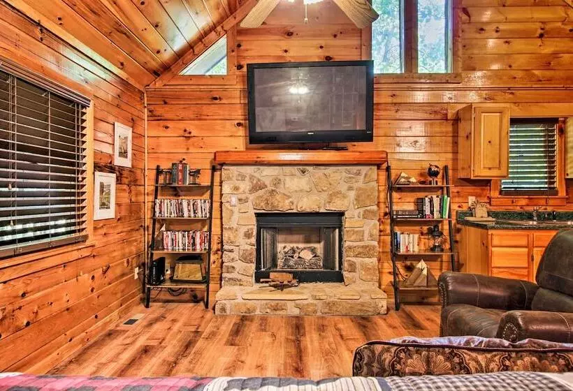 Charming Pigeon Forge Cabin W/ Private Hot Tub!