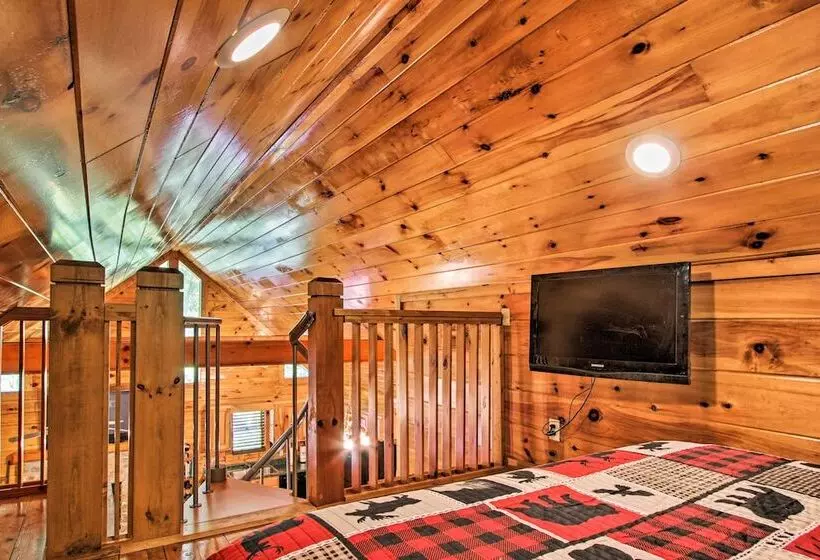 Charming Pigeon Forge Cabin W/ Private Hot Tub!