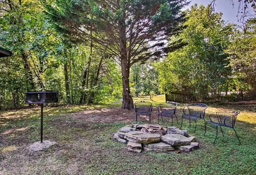 Charming Pigeon Forge Cabin W/ Private Hot Tub!