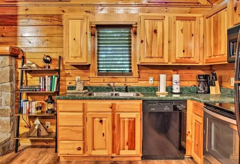 Charming Pigeon Forge Cabin W/ Private Hot Tub!