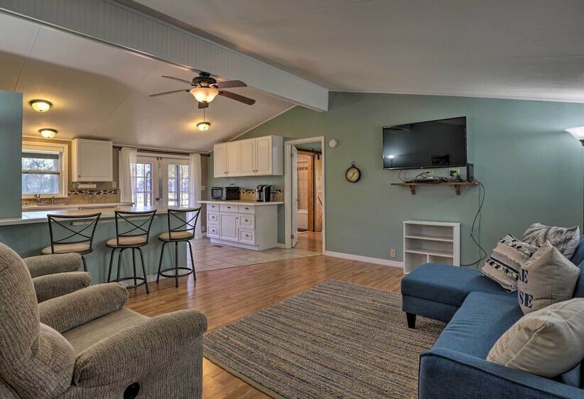 Family Florida Lake House: Private Screened Porch