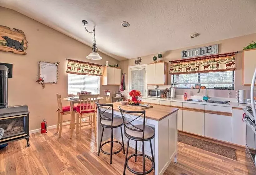 High Country Hideaway W/ Fire Pits & Grill!
