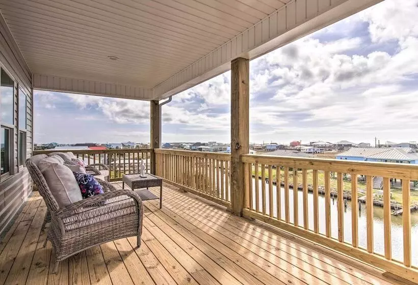 Luxe Stilted Home W/ Kayaks: Walk To Beach