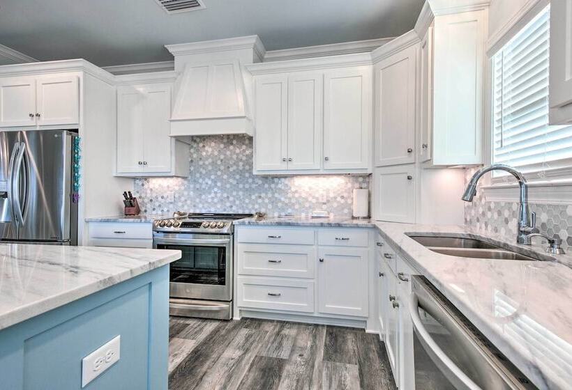 Luxe Stilted Home W/ Kayaks: Walk To Beach