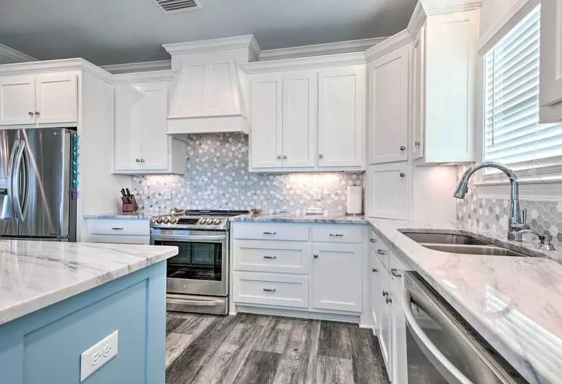 Luxe Stilted Home W/ Kayaks: Walk To Beach