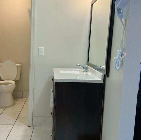 فندق على الطريق New Budget Inn