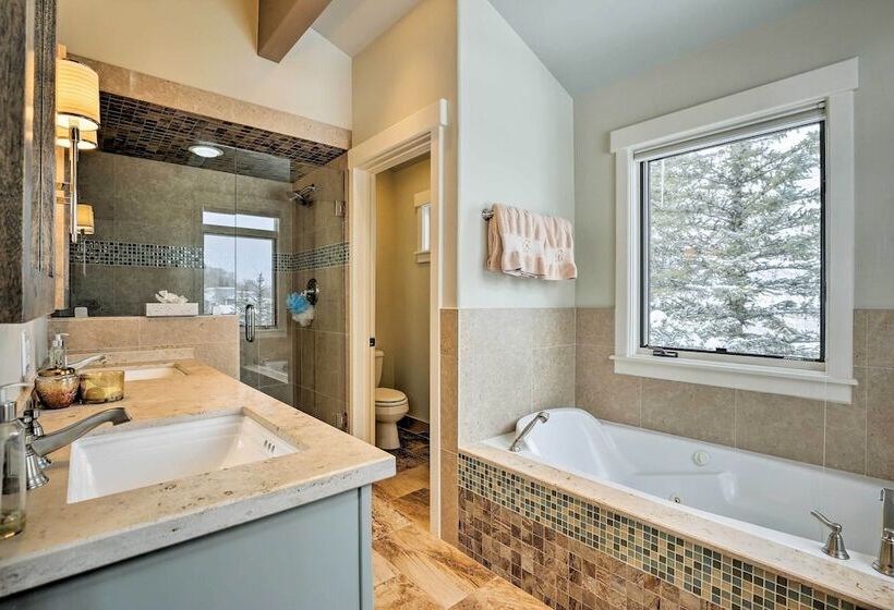 Vail Mountain Retreat W/ Hot Tub & Deck!