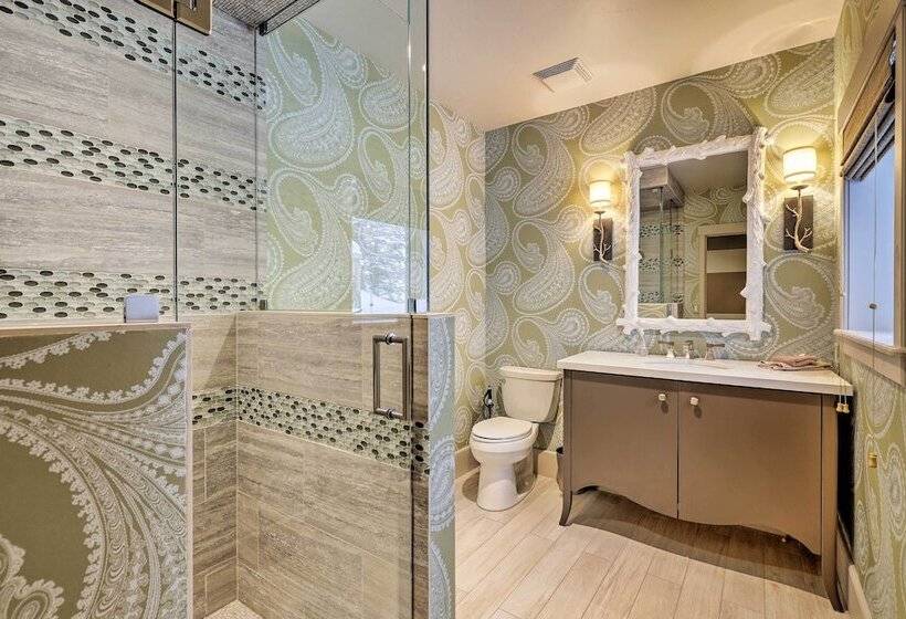 Vail Mountain Retreat W/ Hot Tub & Deck!