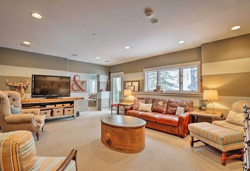 Vail Mountain Retreat W/ Hot Tub & Deck!