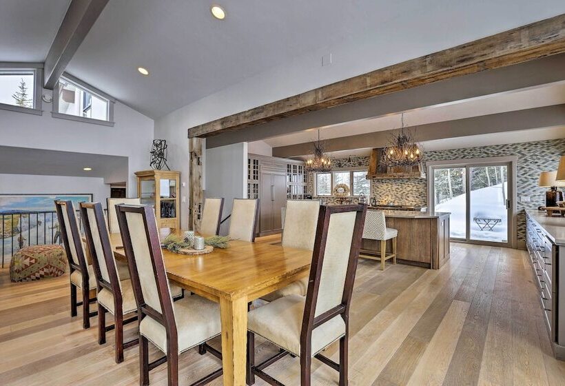 Vail Mountain Retreat W/ Hot Tub & Deck!