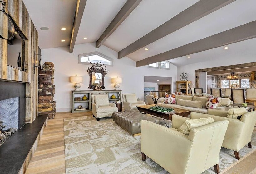 Vail Mountain Retreat W/ Hot Tub & Deck!