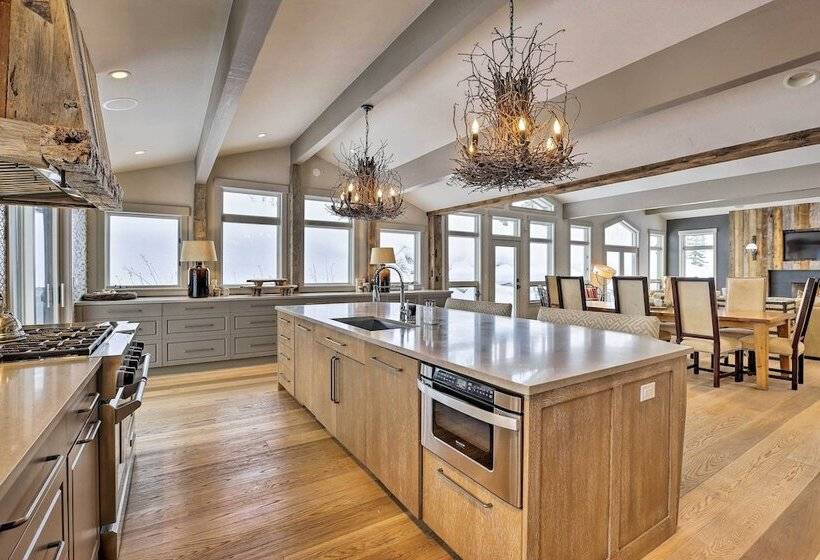 Vail Mountain Retreat W/ Hot Tub & Deck!