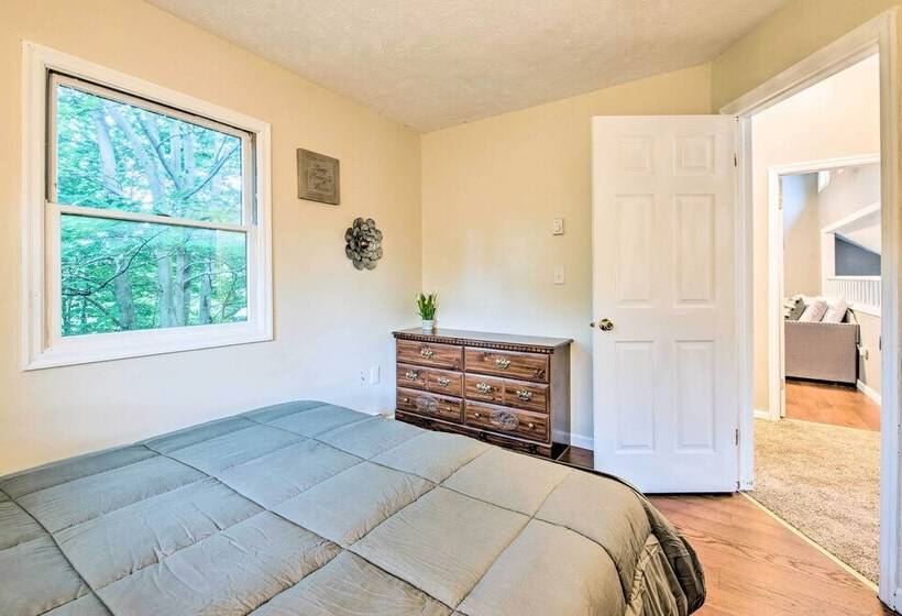 Poconos House W/ Large Deck, Gas Grill & Fire Pit!