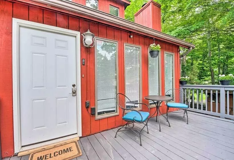 Poconos House W/ Large Deck, Gas Grill & Fire Pit!