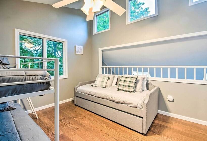 Poconos House W/ Large Deck, Gas Grill & Fire Pit!