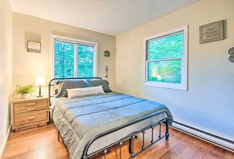 Poconos House W/ Large Deck, Gas Grill & Fire Pit!