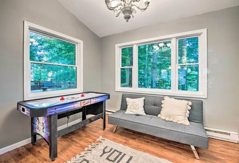 Poconos House W/ Large Deck, Gas Grill & Fire Pit!