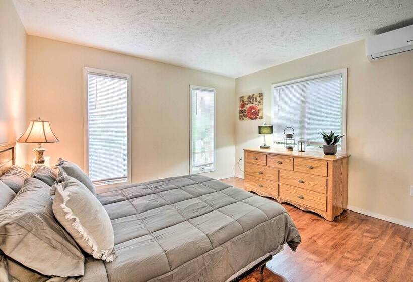 Poconos House W/ Large Deck, Gas Grill & Fire Pit!