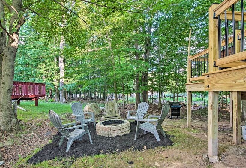Poconos House W/ Large Deck, Gas Grill & Fire Pit!