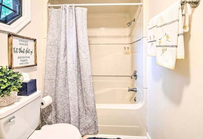 Poconos House W/ Large Deck, Gas Grill & Fire Pit!