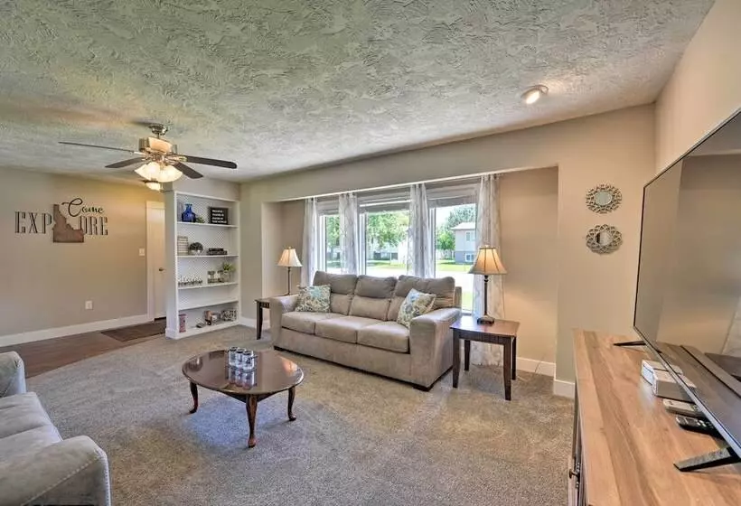 Quiet Sugar City Home < 80 Mi To Yellowstone!