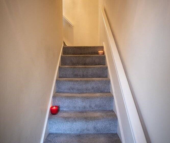 اقامتگاه 5star Serviced Homes Free Wifi & Parking, Office