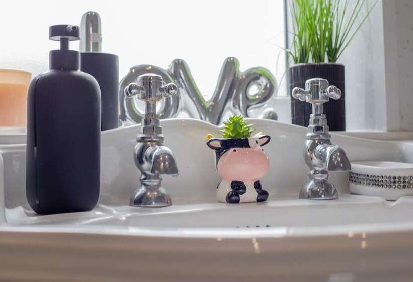 اقامتگاه 5star Serviced Homes Free Wifi & Parking, Office