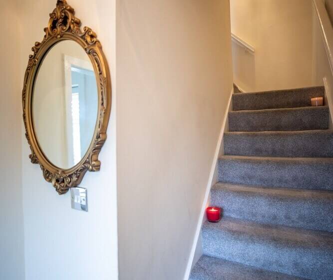 اقامتگاه 5star Serviced Homes Free Wifi & Parking, Office