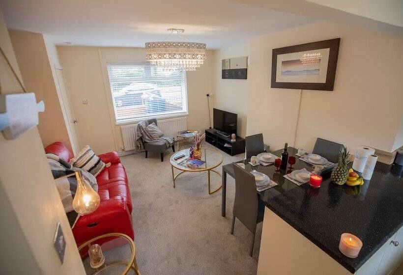 اقامتگاه 5star Serviced Homes Free Wifi & Parking, Office