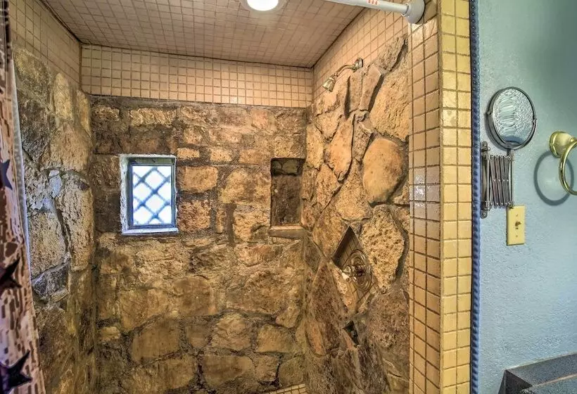 Countryside Cottage: 17 Mi To Downtown San Antonio