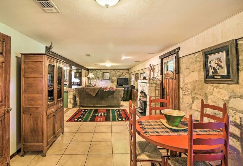 Countryside Cottage: 17 Mi To Downtown San Antonio