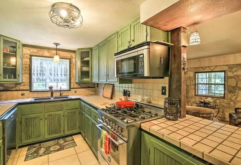 Countryside Cottage: 17 Mi To Downtown San Antonio