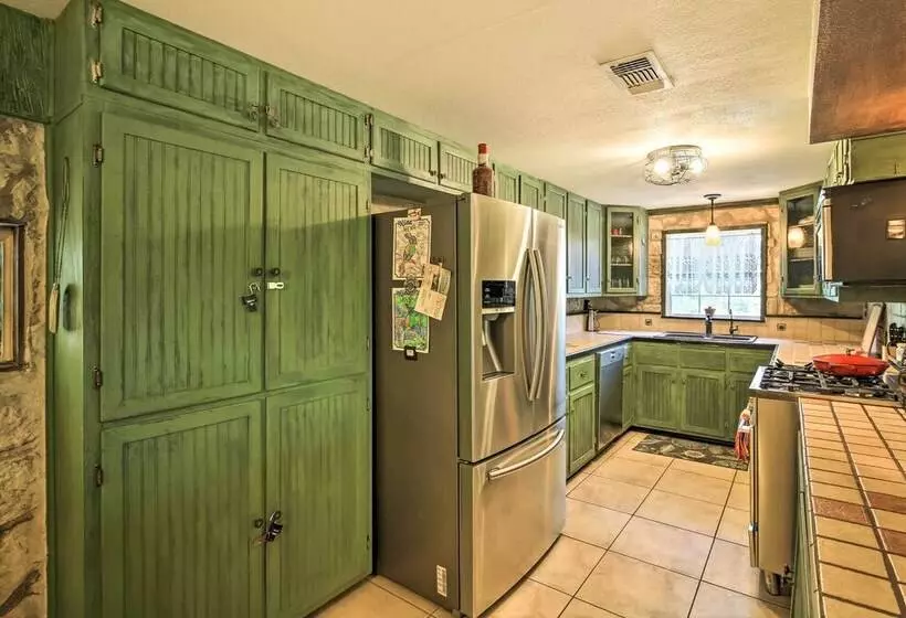 Countryside Cottage: 17 Mi To Downtown San Antonio